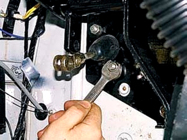  Заміна головного і робочого циліндра зчеплення УАЗ-31, , -31512, -31514, -31519