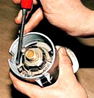 How to remove and install the ignition distributor sensor UAZ-3151, -31512, -31514, -31519