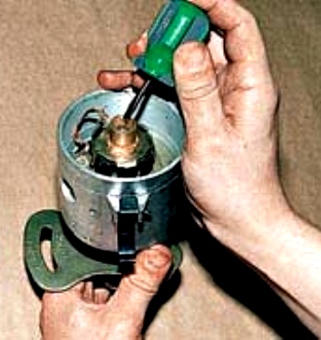 How to remove and install the UAZ-3151, -31512, -31514, -31519 ignition distributor sensor