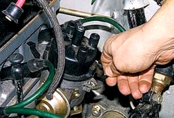 How to remove and install the UAZ-3151, -31512, -31514, -31519 ignition distributor sensor