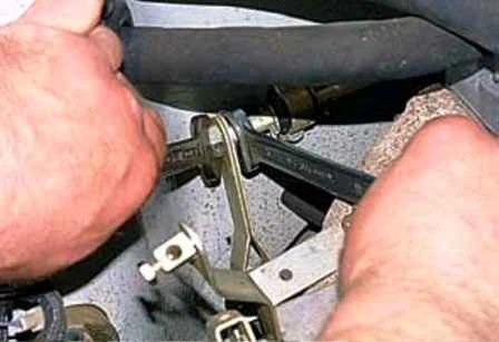 Cómo quitar el colector de admisión y escape de un motor de automóvil UAZ
