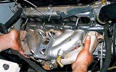 Как снять впускной и выпускной коллектор двигателя автомобиля УАЗ