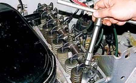 Снятие оси коромысел и замена маслоотражательных колпачков двигателя УАЗ