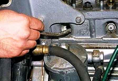 Снятие оси коромысел и замена маслоотражательных колпачков двигателя УАЗ