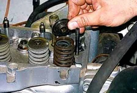 Extracción del eje de los balancines y reemplazo de los sellos de aceite del motor UAZ