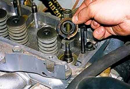 Removing the axis of the rocker arms and replacing the oil seals of the UAZ engine