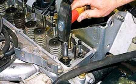 Extracción del eje de los balancines y reemplazo de los sellos de aceite del motor UAZ