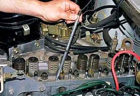 Removing the axis of the rocker arms and replacing the oil seals of the UAZ engine