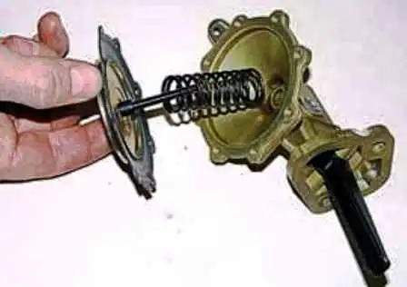 Mantenimiento y desmontaje de la bomba de combustible UAZ