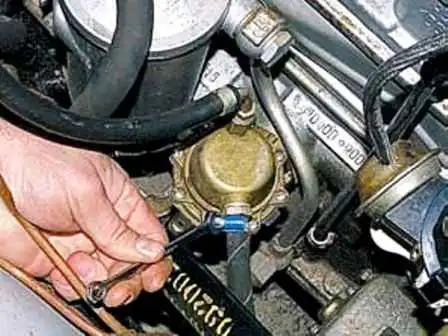 Mantenimiento y desmontaje de la bomba de combustible UAZ