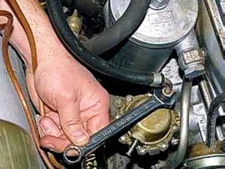 Mantenimiento y desmontaje de la bomba de combustible UAZ