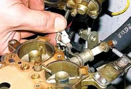 UAZ carburetor maintenance and adjustment