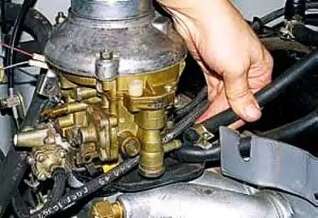 UAZ carburetor maintenance and adjustment