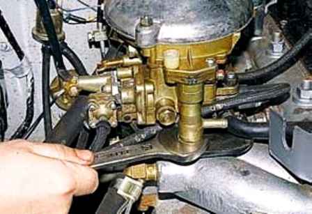 UAZ carburetor maintenance and adjustment