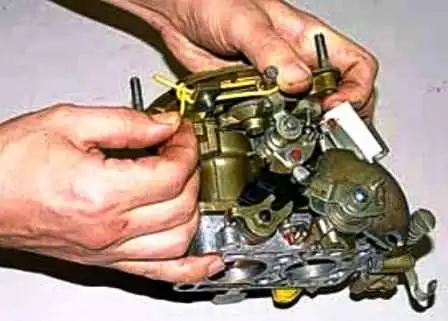 UAZ carburetor maintenance and adjustment