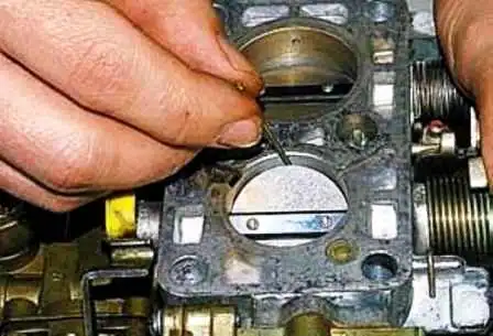 UAZ carburetor maintenance and adjustment