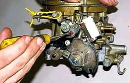 UAZ carburetor maintenance and adjustment