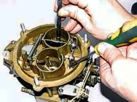 UAZ carburetor maintenance and adjustment