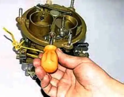 UAZ carburetor maintenance and adjustment