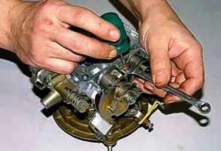 UAZ carburetor maintenance and adjustment