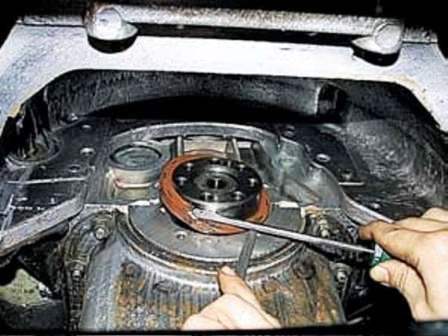 Как заменить сальники коленвала двигателя УАЗ
