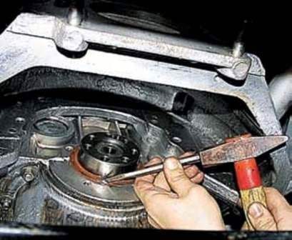 Cómo reemplazar los sellos de aceite del cigüeñal del motor UAZ