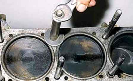 Removing the connecting rod and piston group of the UAZ engine