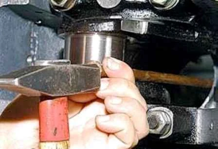 Removing the connecting rod and piston group of the UAZ engine