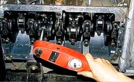 Removing the connecting rod and piston group of the UAZ engine