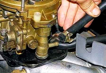Cómo quitar e instalar un carburador de automóvil UAZ
