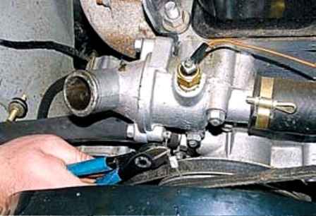 How to replace the thermostat and coolant sensors UAZ