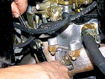 Adjusting the dampers of a carburetor of a UAZ car