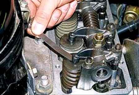 Як відрегулювати зазори клапанів двигуна автомобіля УАЗ