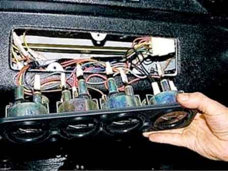 Как снять и проверить контрольные приборы автомобиля УАЗ