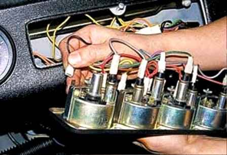 Cómo quitar y verificar los dispositivos de control de un automóvil UAZ