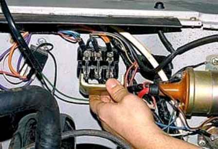 Replacing fuses and UAZ mass switch