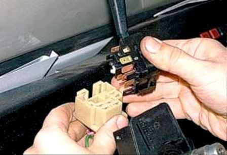 Как заменить подрулевые переключатели автомобиля УАЗ