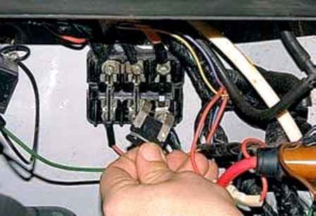 Replacing fuses and UAZ mass switch