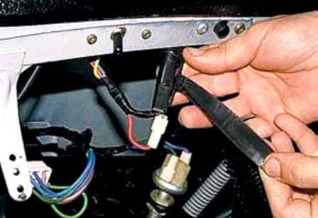 Replacing fuses and UAZ mass switch