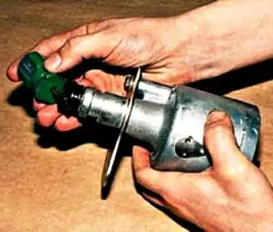 Cómo quitar e instalar el distribuidor de encendido UAZ