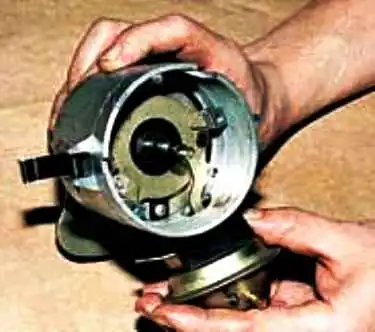 Cómo quitar e instalar el distribuidor de encendido UAZ