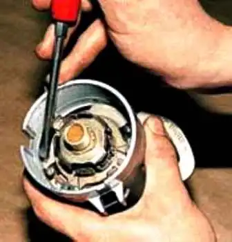 Cómo quitar e instalar el distribuidor de encendido UAZ
