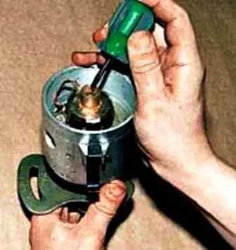 Cómo quitar e instalar el distribuidor de encendido UAZ