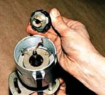 Cómo quitar e instalar el distribuidor de encendido UAZ
