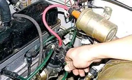 Cómo quitar e instalar el distribuidor de encendido UAZ