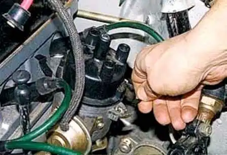 Cómo quitar e instalar el distribuidor de encendido UAZ