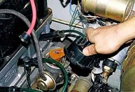 Cómo quitar e instalar el distribuidor de encendido UAZ