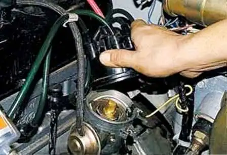 Cómo quitar e instalar el distribuidor de encendido UAZ