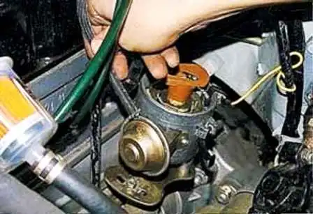 Cómo quitar e instalar el distribuidor de encendido UAZ