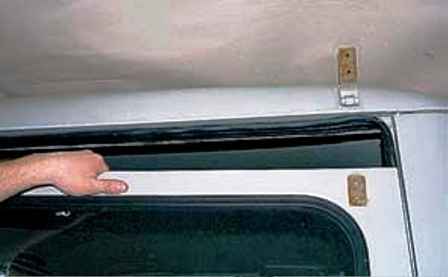 Зняття елементів дверей задка автомобіля УАЗ